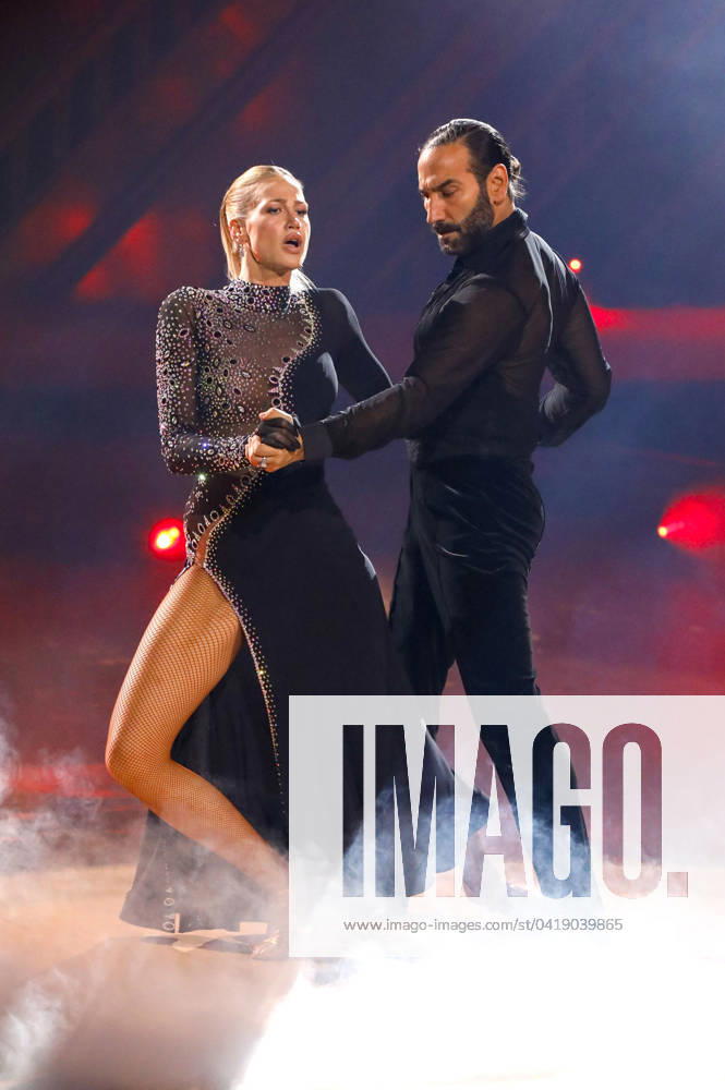 Lulu Lewe mit Massimo Sinato in der ersten Live-Show der 17. Staffel der RTL-Tanzshow Let s Dance im MMC Coloneum. Köln