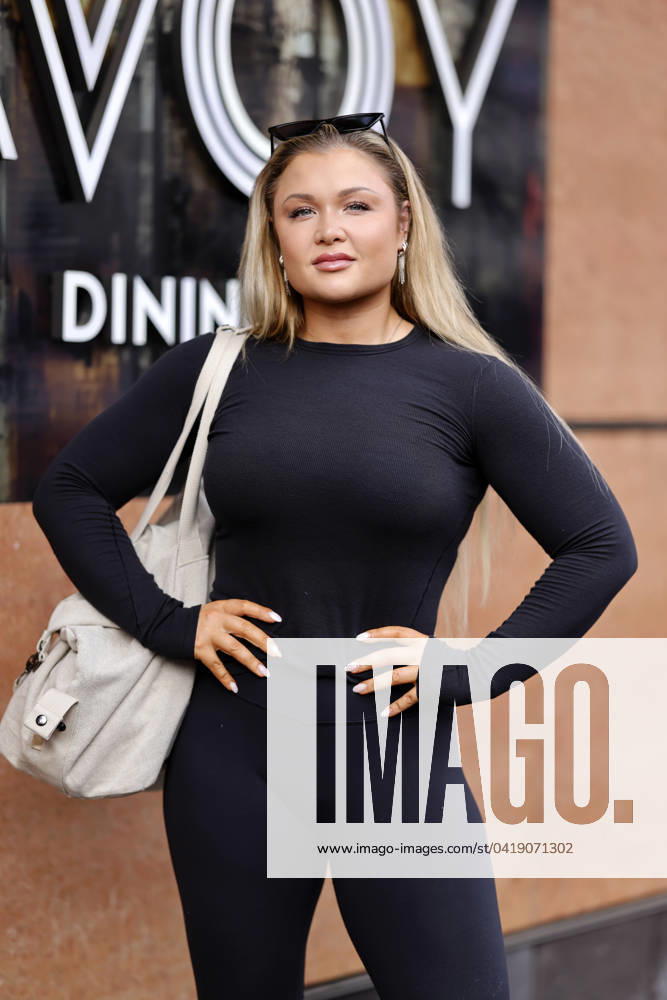 Fitness-Influencerin Sophia Thiel vor der Abfahrt zur 2. Show der 17. Staffel der RTL-Tanzshow Let s Dance . Köln, 01.03.2024 NRW Deutschland