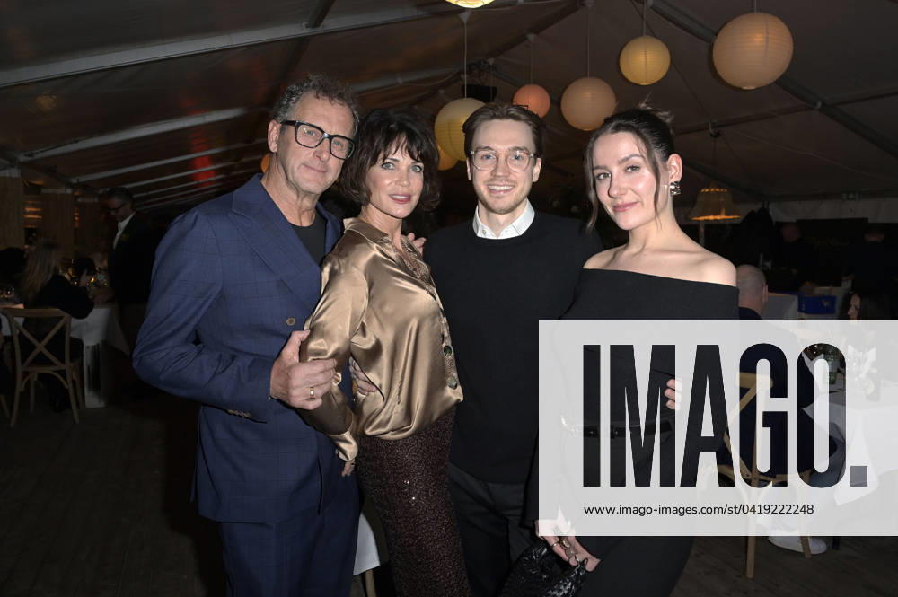 Gerit Kling mit Ehemann Wolfram Becker und Sohn Leon Kling und Freundin Caro bei der Baltic Lights Night 2024 mit Live-Musik, Feuer- und Lichtshow & Biike-Feuer an der Alex Strandbar. Heringsdorf