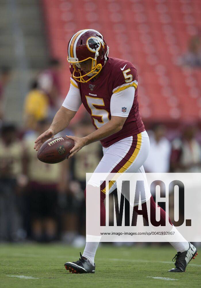 LANDOVER, MD - AUGUST 15: Washington Redskins punter Tress Way (5) kicks the ball during pregame drills prior to the NFL, American Football Herren, USA preseason game between the Cincinnati Bengals and Washington Redskins on August 15, 2019, at FedEx Field in Landover, MD. (Photo by Lee Coleman Icon Sportswire) NFL: AUG 15 Preseason - Bengals at Redskins Icon155190815029