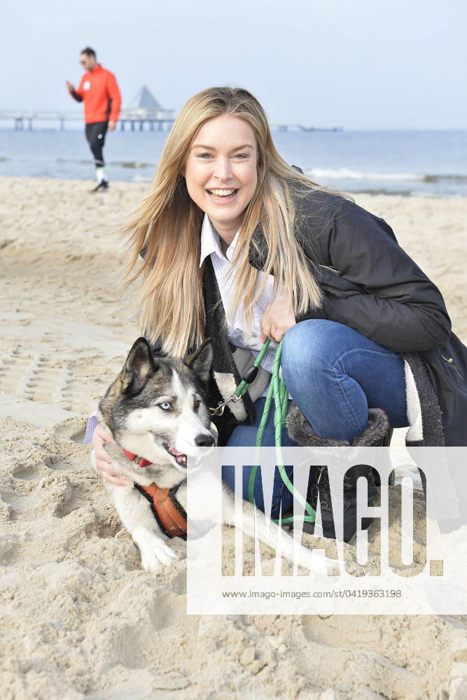 Nina Ensmann beim Baltic Lights Schlittenhunderennen am 2.03.2024 an der Seebruecke Heringsdorf auf Usedom Baltic Lights Schlittenhunderennen 2024 auf Usedom