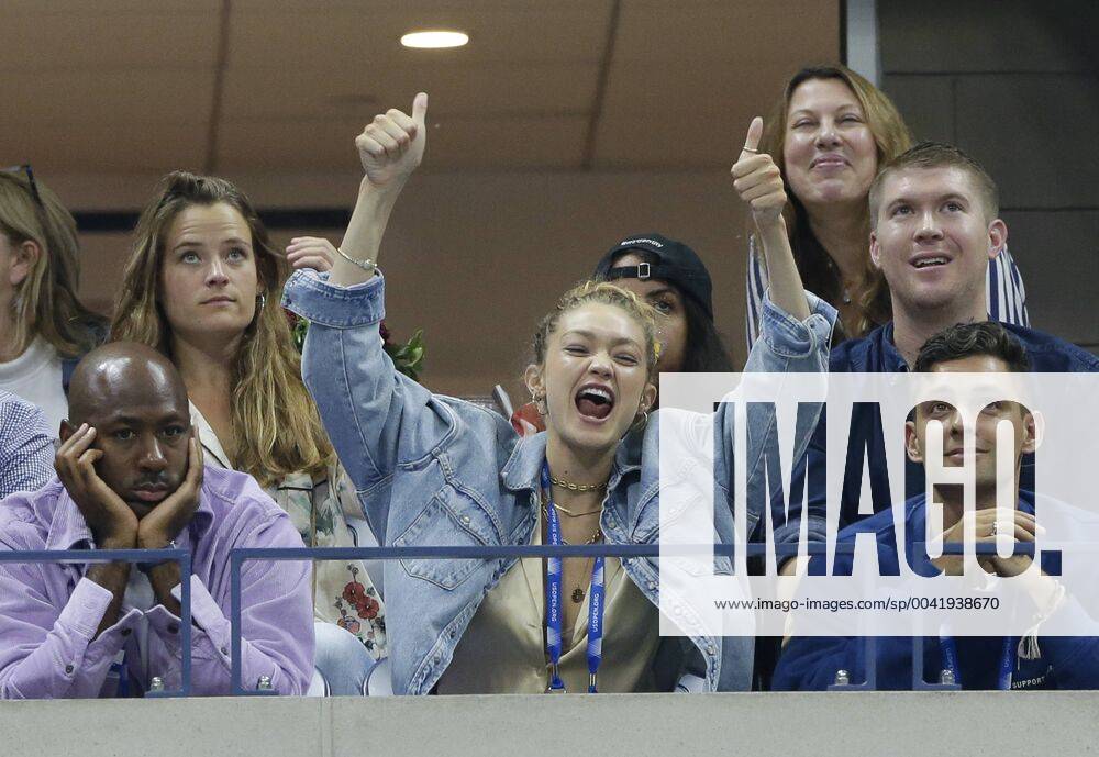Bilder des Jahres 2019, Sport 08 August Gig Hadid watches Serena Williams play Catherine, McNally in the 2nd round in Arthur Ashe Stadium at the 2019 US Open Tennis Championships at the USTA Billie Jean King National Tennis Center on Wednesday, August 28, 2019 in New York City. NYP20190828213 JOHNxANGELILLO