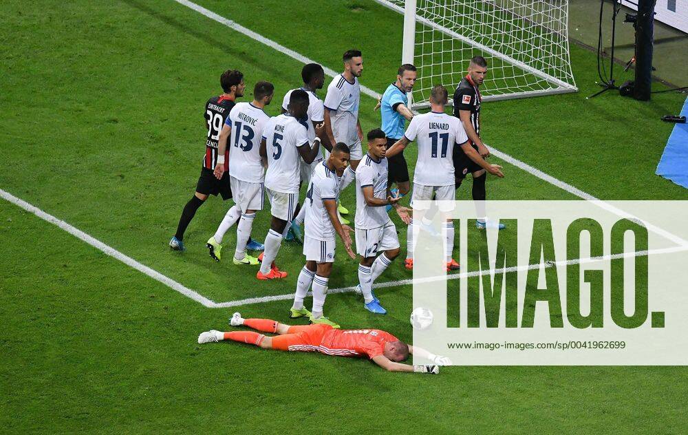 Bilder des Jahres 2019, Sport 08 August 29.08.2019, Fussball UEFA Europa League Quali, Eintracht Frankfurt - Racing Strassburg, v.l. rote Karte für Ante Rebic (Eintracht Frankfurt), Makoto Hasebe (Eintracht Frankfurt) beschwert sich, gelbe Karte für Makoto Hasebe (Eintracht Frankfurt), Matz Sels (RC Racing Club Strassburg Strasbourg Alsace) Frankfurt am Main
