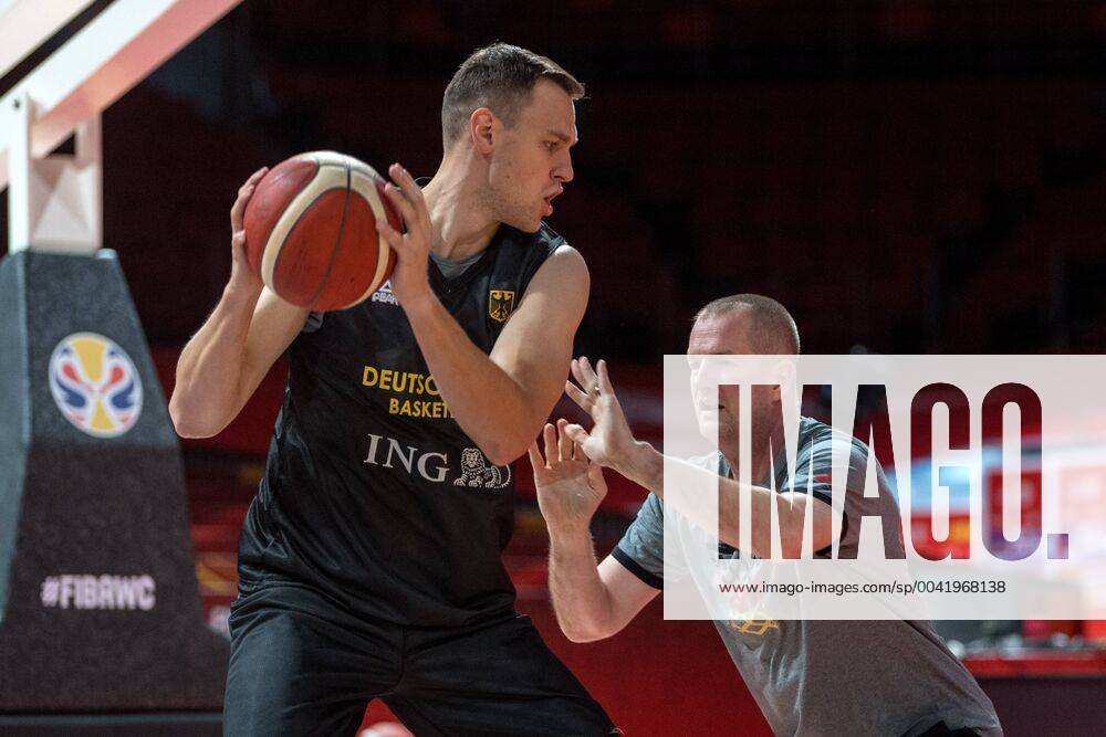 Basketball Shenzhen 30.09.2019 FIBA Basketball Weltmeisterschaften World Cup WM Training Deutschland Johannes Voigtmann (Deutschland, No.07) Henrik Rödl (Deutschland, Bundestrainer) Roll Roedl li.