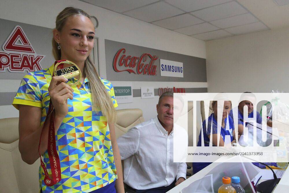 Two-time world judo champion Daria Bilodid, 18, shows her gold medal which she won during the World Judo Championships in Tokyo at a news conference attended by Ukrainian National Olympic Committee President Serhiy Bubka and her mother Svitlana Kuznetsova (L to R), Kyiv, capital of Ukraine, August 29, 2019. Ukrinform. Two-time world judo champion Daria Bilodid gives news conference in Kyiv