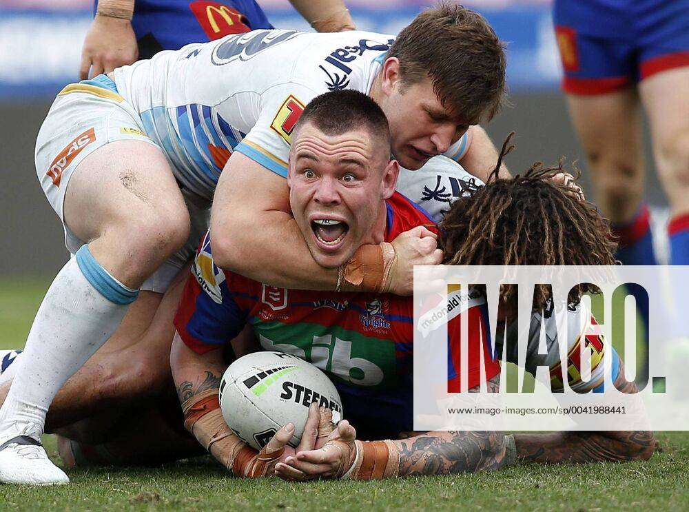 Bilder des Jahres 2019, Sport 08 August NRL KNIGHTS TITANS, David Klemmer of the Knights is tackled by Jai Arrow and Kevin Proctor of the Titans during the Round 24 NRL match between the Newcastle Knights and the Gold Coast Titans at McDonald Jones Stadium in Newcastle, Saturday, August 31, 2019. ( NO ARCHIVING, , NO USE IN BOOKS WITHOUT CONSENT NEWCASTLE NSW AUSTRALIA