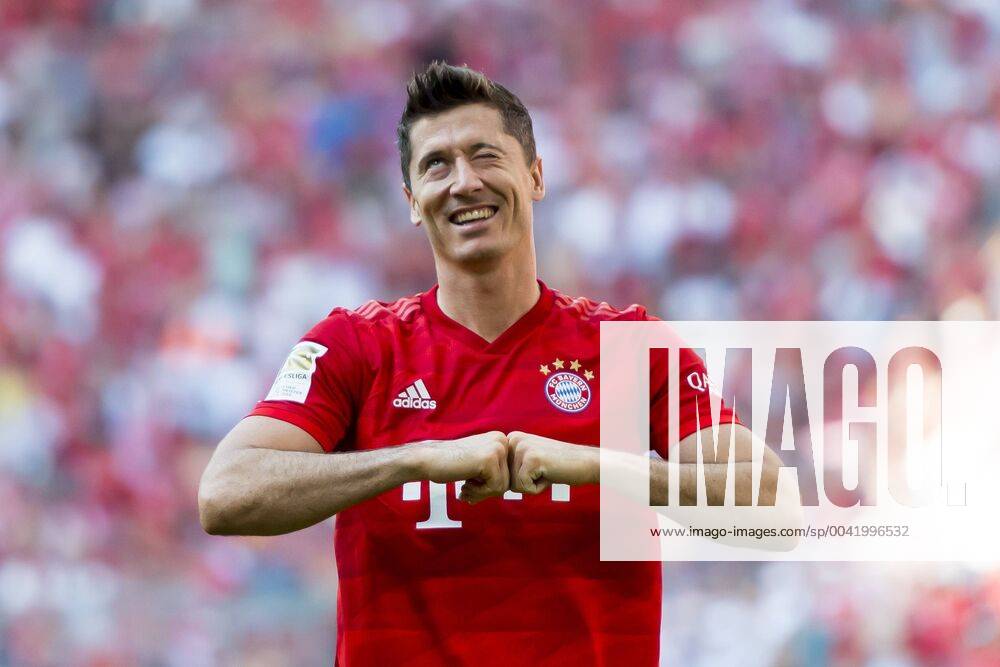 Bilder des Jahres 2019, Sport 08 August GER, 1.FBL, FC Bayern Muenchen vs. 1. FSV Mainz 05 31.08.2019, Allianz Arena, Muenchen, GER, 1.FBL, FC Bayern Muenchen vs. 1. FSV Mainz 05 , DFL regulations prohibit any use of photographs as image sequences and or quasi-video, im Bild Jubel nach dem Tor zum 5-1 durch Robert Lewandowski (FCB 9)