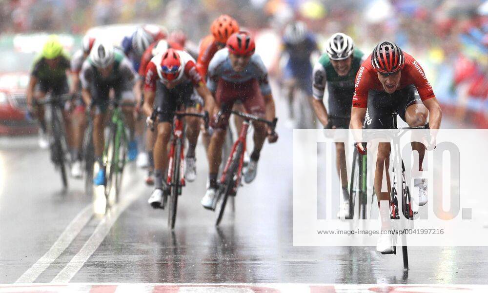 Bilder des Jahres 2019, Sport 08 August German rider Nikias Arndt of Sunweb team (R) celebrates as he wins the eighth stage of the Spanish cycling Vuelta in Igualada, Catalonia, Spain, 31 August 2019. The eighth stage is a 166.9 km route from Valls to Igualada in Catalonia. Eighth stage of the Spanish Vuelta !ACHTUNG: NUR REDAKTIONELLE NUTZUNG!