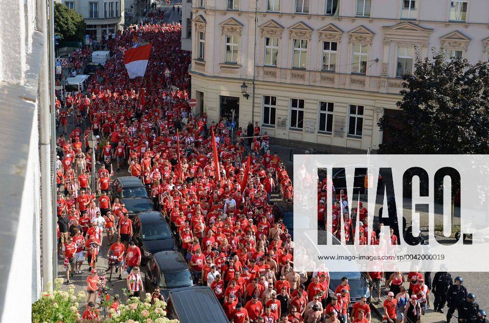 Bilder des Jahres 2019, Sport 08 August Fussball, Herren, Saison 2019 2020, 1. Bundesliga, 1. FC Union Berlin - Borussia Dortmund, Marsch der Fans von Union von der Altstadt Köpenick zum Stadion, in der Altstadt, 31.08. 2019,