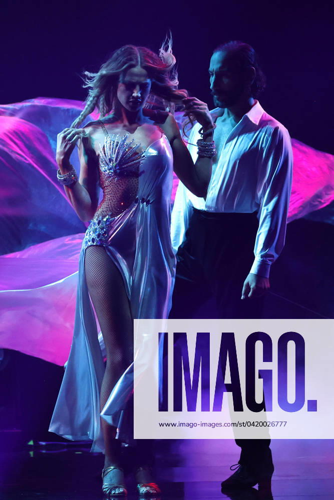 Lulu Lewe mit Massimo Sinato in der zweiten Live-Show der 17. Staffel der RTL-Tanzshow Let s Dance im MMC Coloneum. Köln
