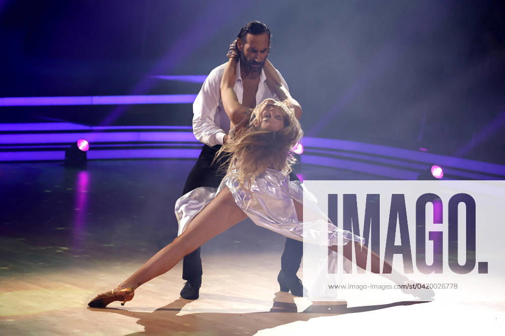 Lulu Lewe mit Massimo Sinato in der zweiten Live-Show der 17. Staffel der RTL-Tanzshow Let s Dance im MMC Coloneum. Köln
