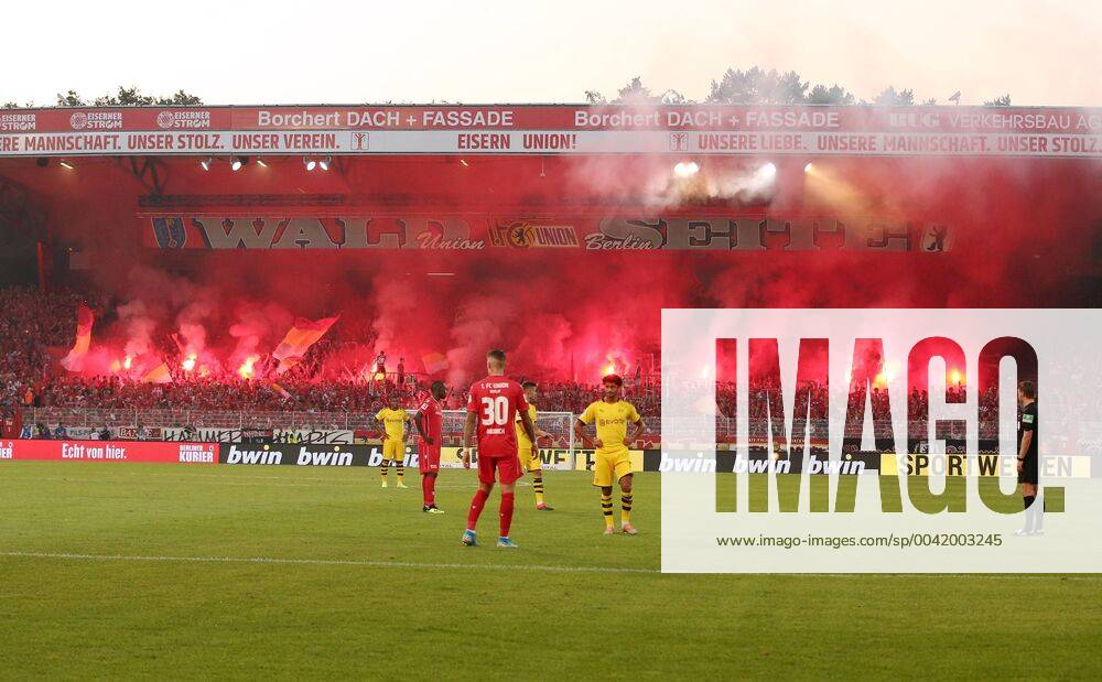 Bilder des Jahres 2019, Sport 08 August Feuerwerk Pyrotechnik auf der Waldseite Fußball Fussball DFL Bundesliga Herren Saison 2019 2020 31.08.2019 1.FC Union Berlin FCU vs. BVB Borussia Dortmund DFL regulations prohibit any use of photographs as image sequences and or quasi-video.