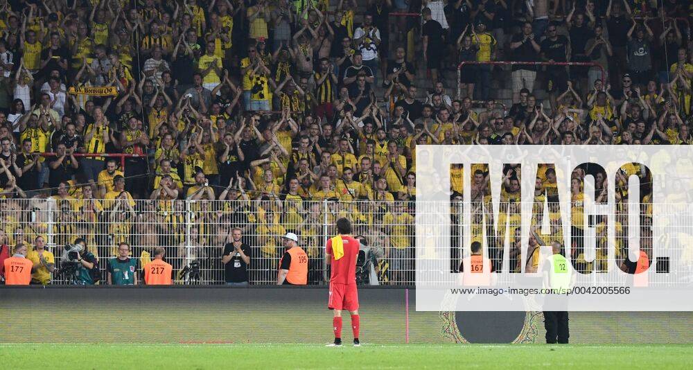 Bilder des Jahres 2019, Sport 08 August Fussball, Herren, Saison 2019 2020, 1. Bundesliga, 1. FC Union Berlin - Borussia Dortmund, Fans aus Dortmund feiern nach Abpfiff Neven Subotic (1. FC Union Berlin), 31.08. 2019,