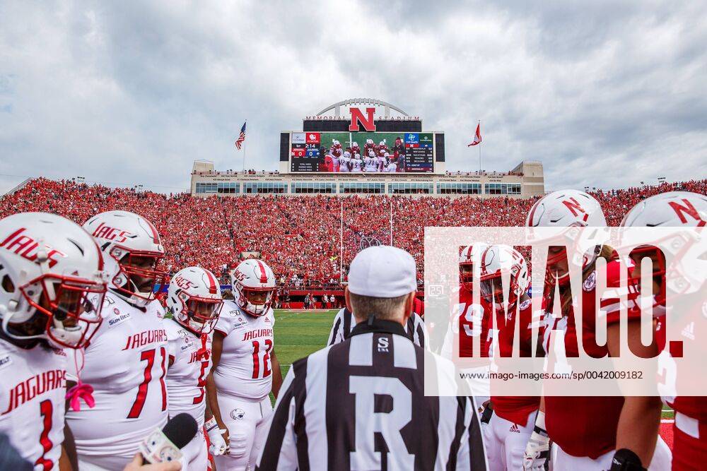 Bilder des Jahres 2019, Sport 08 August August 30, 2019 - Lincoln, NE. U.S. - Nebraska Cornhuskers captains and South Alabama captains at center field for the coin toss before a NCAA, College League, USA Division 1 football game between South Alabama Jaguars and the Nebraska Cornhuskers at Memorial Stadium in Lincoln, NE. .Attendance: 89,502.Nebraska won 35-21. Cal Media NCAA Football 2019: South Alabama vs Nebraska AUG 30 - ZUMAc04_ 20190831_zaf_c04_197