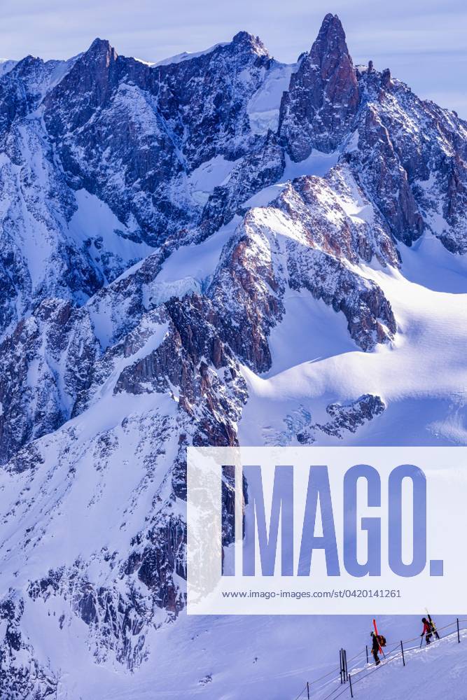 Skifahrer auf dem Weg von der Aiguille du Midi nach unten, Chamonix, Frankreich, Europa