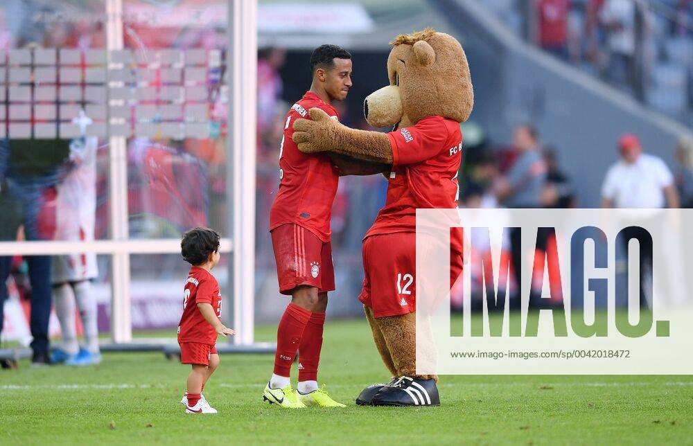 Fussball 1. Bundesliga Saison 2019 2020 3. Spieltag FC Bayern Muenchen - 1. FSV Mainz 05 31.08.2019 Thiago Alcantara (Mitte, FC Bayern Muenchen) klatscht FCB Maskottchen Berni (re) auf beobachtet von seinem Sohn Gabriel (li)