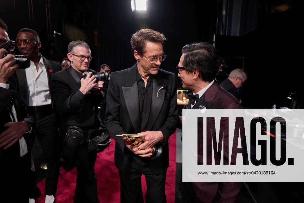 96th Oscars, Academy Awards Robert Downey, Jr. and Ke Huy Quan backstage with the Oscar® for Actor in a Supporting Role during the live ABC telecast of the 96th Oscars® at Dolby® Theatre at Ovation Hollywood on Sunday, March 10, 2024., Credit:Al Seib Avalon
