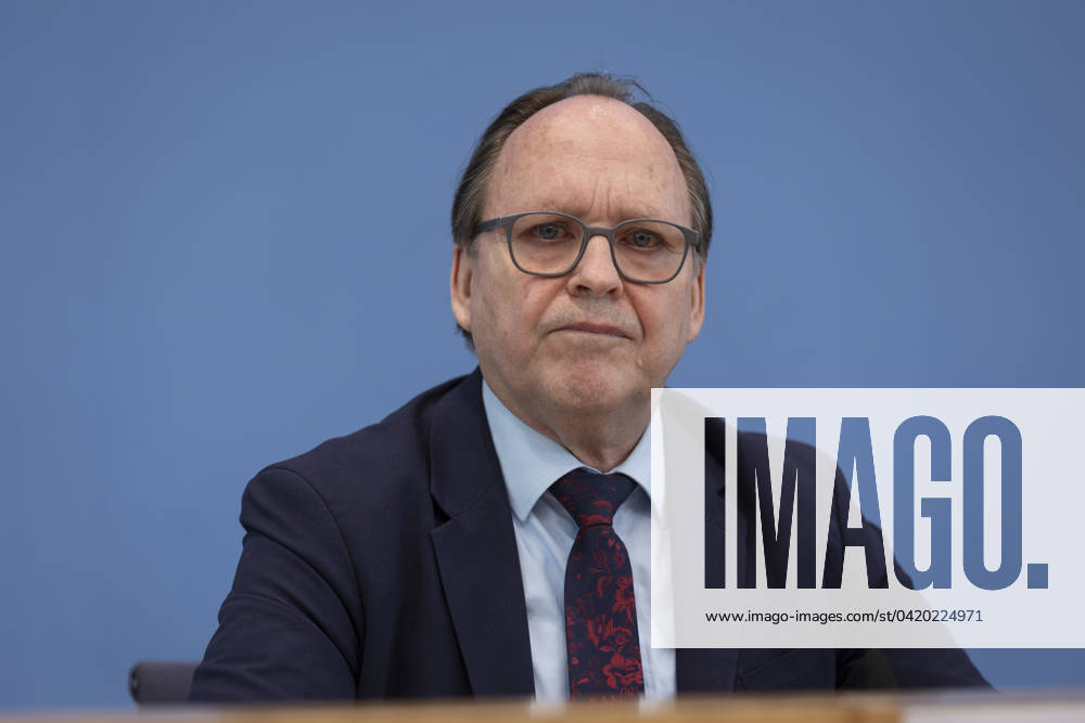 Hans-Ulrich Gerland, Leitender Beamter im Amt der Wehrbeauftragten, aufgenommen im Rahmen der Vorstellung des Jahresberichtes 2023 in der Bundespressekonferenz in Berlin, 12.03.2024. Berlin Deutschland