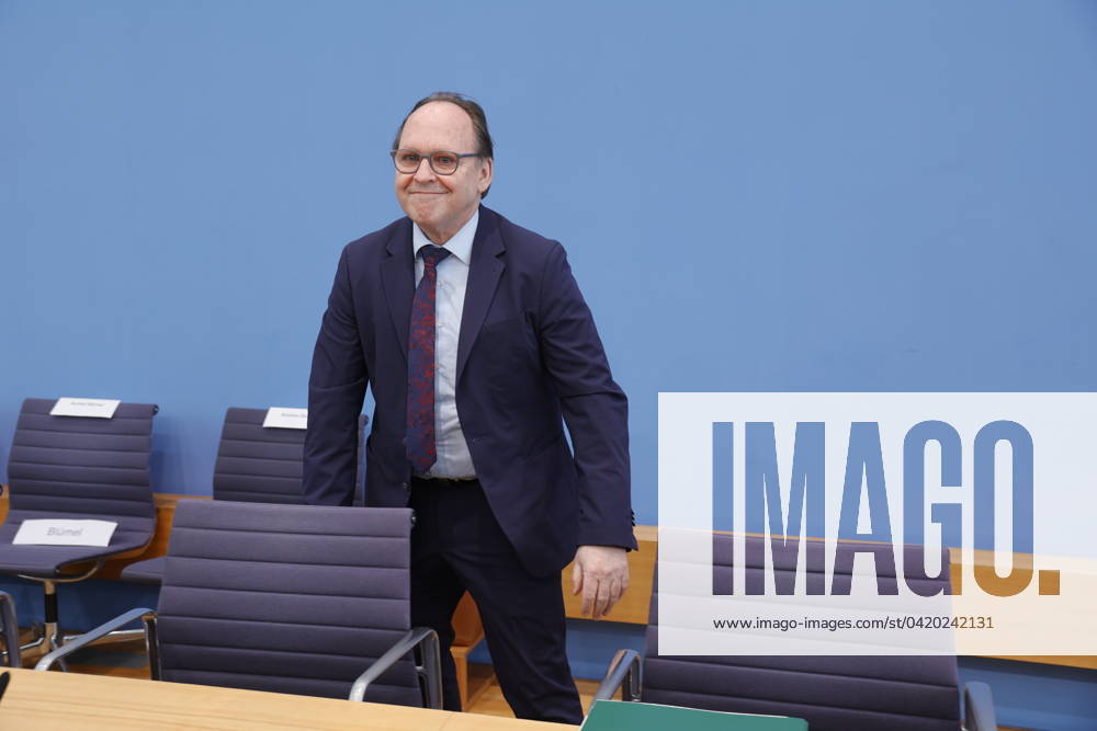 Hans-Ulrich Gerland, Leitender Beamter, Deutschland, Berlin, Bundespressekonferenz, Thema: Vorstellung des Jahresberichtes 2023