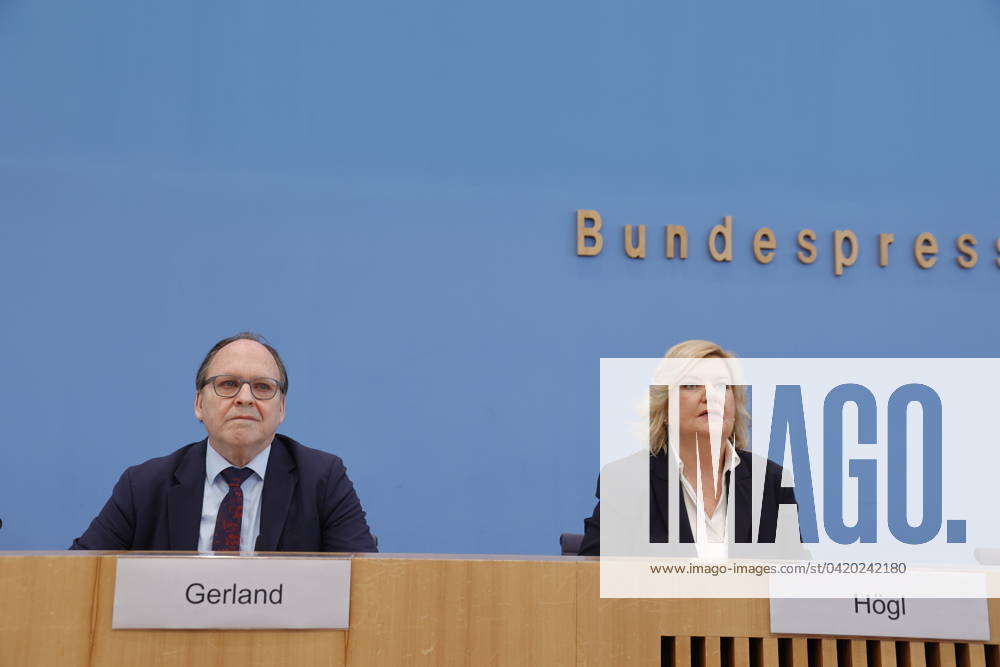 Hans-Ulrich Gerland, Leitender Beamter, Eva Högl, Wehrbeauftragte des Deutschen Bundestages, Deutschland, Berlin, Bundespressekonferenz, Thema: Vorstellung des Jahresberichtes 2023