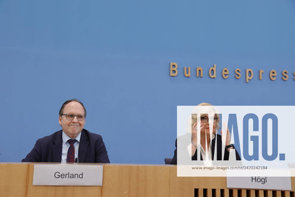 Hans-Ulrich Gerland, Leitender Beamter, Eva Högl, Wehrbeauftragte des Deutschen Bundestages, Deutschland, Berlin, Bundespressekonferenz, Thema: Vorstellung des Jahresberichtes 2023