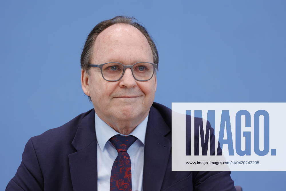 Hans-Ulrich Gerland, Leitender Beamter, Deutschland, Berlin, Bundespressekonferenz, Thema: Vorstellung des Jahresberichtes 2023