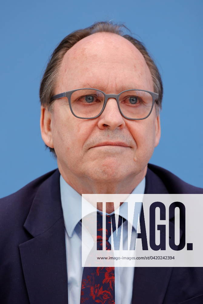 Hans-Ulrich Gerland, Leitender Beamter, Deutschland, Berlin, Bundespressekonferenz, Thema: Vorstellung des Jahresberichtes 2023