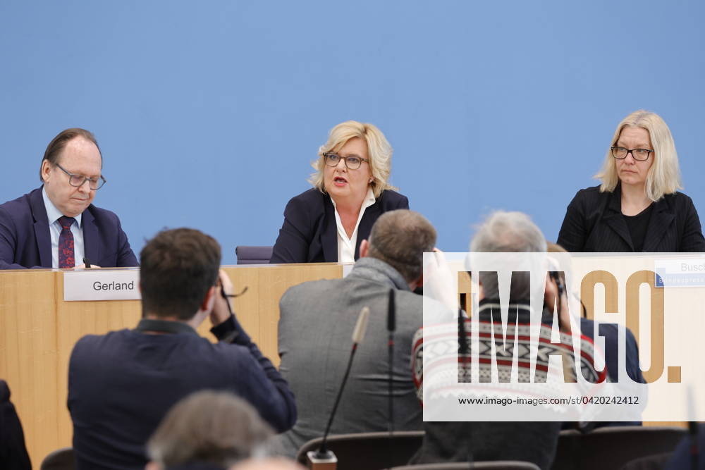 Hans-Ulrich Gerland, Leitender Beamter, Eva Högl, Wehrbeauftragte des Deutschen Bundestages, Deutschland, Berlin, Bundespressekonferenz, Thema: Vorstellung des Jahresberichtes 2023