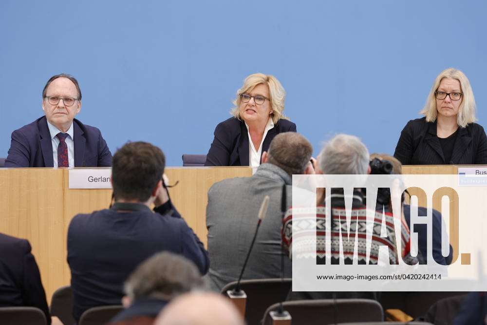 Hans-Ulrich Gerland, Leitender Beamter, Eva Högl, Wehrbeauftragte des Deutschen Bundestages, Deutschland, Berlin, Bundespressekonferenz, Thema: Vorstellung des Jahresberichtes 2023