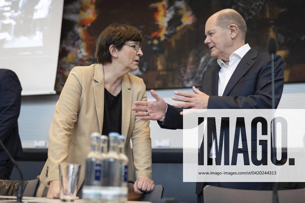 Olaf Scholz (SPD), Bundeskanzler spricht mit Saskia Esken, Bundesvorsitzende der SPD, aufgenommen im Rahmen der Fraktionssitzung der SPD in Berlin, 12.03.2024. Berlin Deutschland