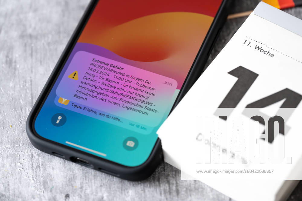 Themenbild Probealarm am 14 März um 11 Uhr in Bayern. Smartphone mit der Warnmeldung: Extreme Gefahr, auf dem Bildschirm