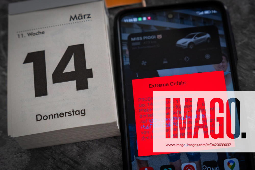 Themenbild Probealarm am 14 März um 11 Uhr in Bayern. Smartphone mit der Warnmeldung: Extreme Gefahr, auf dem Bildschirm