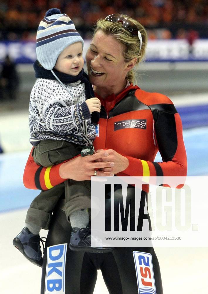 Claudia Pechstein (Deutschland) bejubelt mit ihrem Neffen Eric ihren EM Sieg in Heerenveen - Mit diesem Titel ist sie erfolgreichste EM Teilnehmerin und älteste Titelträgerin aller Zeiten - Eisschnellauf EM Damen Europameisterschaft 2009 Gruppe Heerenveen Freude,