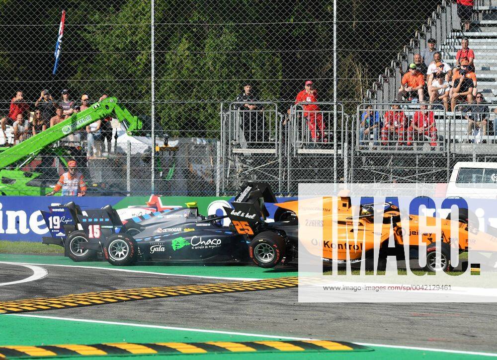 Niko Kari ( 19), Giorgio Carrara ( 15) und Sebastian Fernandez ( 25) krachen beim Start ineinander, FIA Formel 3, 1. Rennen, Formel 1, Grosser Preis von Italien, 07.09.2019 Formel 1, Grosser Preis von Italien, 07.09.2019 Monza