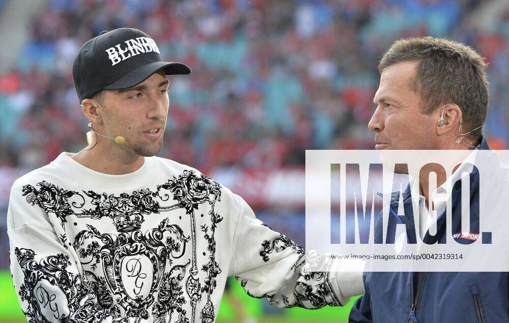 Fußball-Bundesliga 2019 2020, 4. Spieltag, RB Leipzig gegen FC Bayern München am 14.09.2019 Kevin Kampl (Mittelfeldspieler RB Leipzig, Rueckennummer 44, 44) (li.) und Sky-Experte Lothar Matthäus am Mikrofon vom TV-Sender Sky vor dem Bundesliga-Spiel RB Leipzig gegen FC Bayern München (14.09.2019) Leipzig Sachsen Deutschland Red-Bull Arena