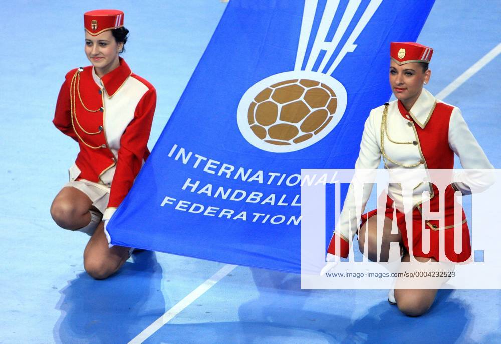Hostessen präsentieren einen Banner mit dem Logo der IHF (International Handball Federation) - Handball WM Herren WM 2009, Länderspiel, Nationalteam, Vdig Gruppe Varazdin