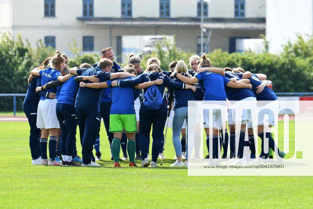 GER, FRLN, TSG 07 Burg Gretesch vs. Hannover 96 15.09.2019, Sportplatz Gretesch, Osnabrück, GER, FRLN, TSG 07 Burg Gretesch vs. Hannover 96 im Bild die Mannschaft von TSG 07 Burg Gretesch bildete vor dem Spiel einen Kreis.