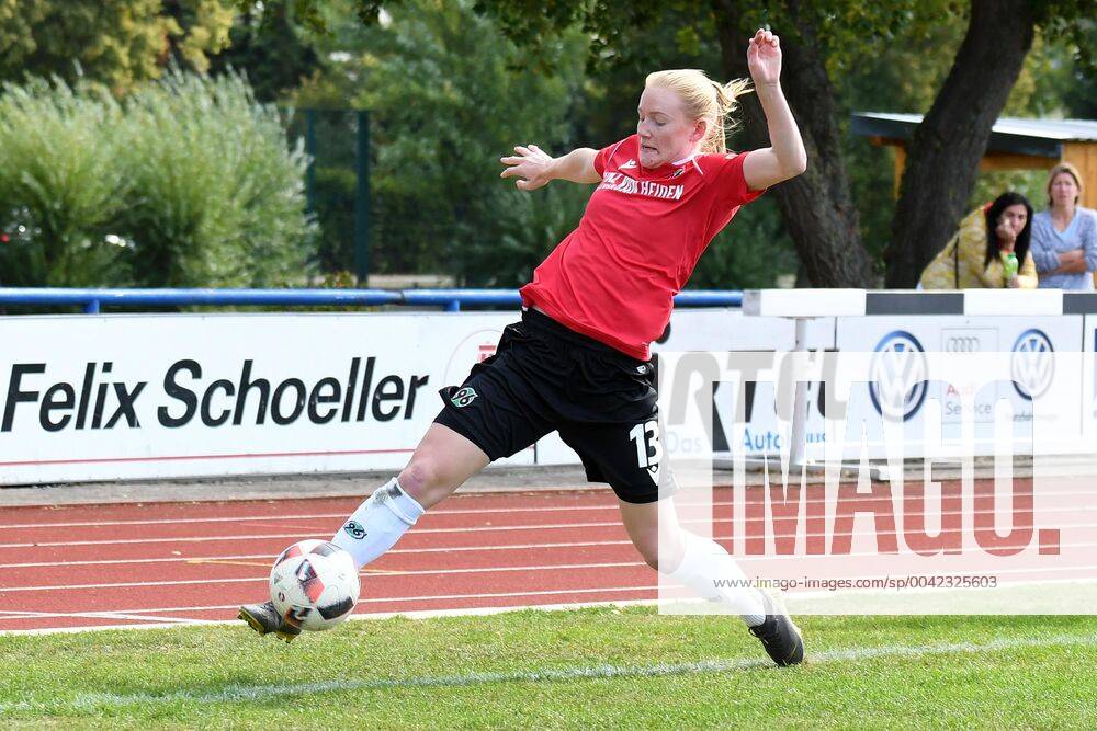 GER, FRLN, TSG 07 Burg Gretesch vs. Hannover 96 15.09.2019, Sportplatz Gretesch, Osnabrück, GER, FRLN, TSG 07 Burg Gretesch vs. Hannover 96 im Bild Julia Dose (Hannover 96 13), Aktion Einzelbild Freisteller mit Ball.