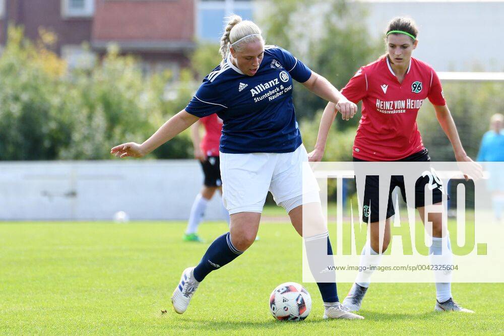 GER, FRLN, TSG 07 Burg Gretesch vs. Hannover 96 15.09.2019, Sportplatz Gretesch, Osnabrück, GER, FRLN, TSG 07 Burg Gretesch vs. Hannover 96 im Bild v. li. im Zweikampf Marie Gosewinkel ((TSG 07 Burg Gretesch 27) und Aileen Osterwold (Hannover 96 20)