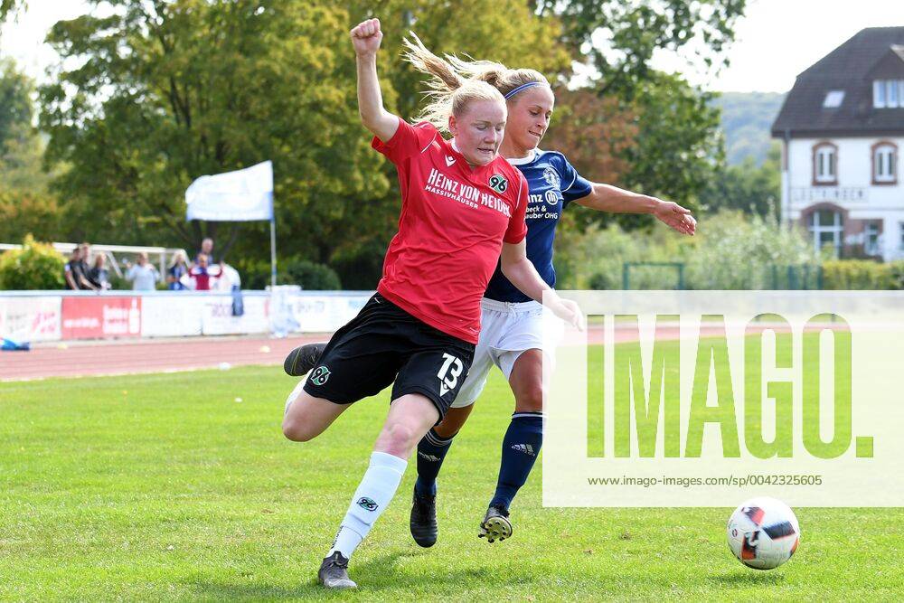 GER, FRLN, TSG 07 Burg Gretesch vs. Hannover 96 15.09.2019, Sportplatz Gretesch, Osnabrück, GER, FRLN, TSG 07 Burg Gretesch vs. Hannover 96 im Bild v. li. im Zweikampf Julia Dose (Hannover 96 13) und Kim Köhne Koehne (TSG 07 Burg Gretesch 17).
