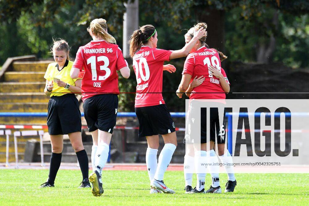 GER, FRLN, TSG 07 Burg Gretesch vs. Hannover 96 15.09.2019, Sportplatz Gretesch, Osnabrück, GER, FRLN, TSG 07 Burg Gretesch vs. Hannover 96 im Bild Anna-Lena Füllkrug Fuellkrug (Hannover 96 18) rechts, jubelt nach ihrem Tor zum 0:1 mit ihren Mannschaftskollegen. Jubel Freude Emotion Torjubel Torschuetzin Torschützin