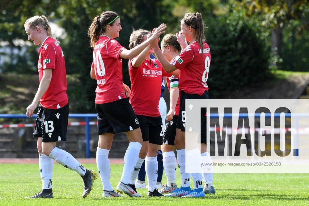 GER, FRLN, TSG 07 Burg Gretesch vs. Hannover 96 15.09.2019, Sportplatz Gretesch, Osnabrück, GER, FRLN, TSG 07 Burg Gretesch vs. Hannover 96 im Bild Lara Theobald (Hannover 96 8) rechts, jubelt nach ihrem Tor zum 0:3 mit ihren Mannschaftskollegen. Jubel Freude Emotion Torjubel Torschuetzin Torschützin