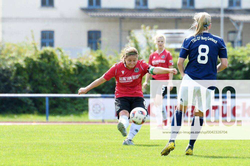 GER, FRLN, TSG 07 Burg Gretesch vs. Hannover 96 15.09.2019, Sportplatz Gretesch, Osnabrück, GER, FRLN, TSG 07 Burg Gretesch vs. Hannover 96 im Bild Lara Theobald (Hannover 96 8), Aktion Einzelbild mit Ball