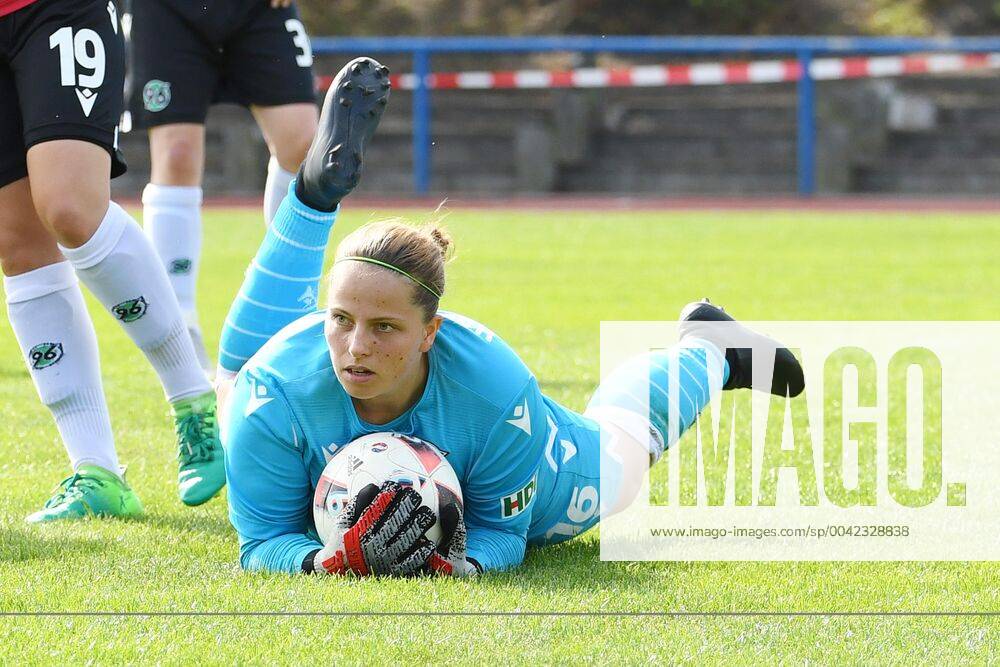 GER, FRLN, TSG 07 Burg Gretesch vs. Hannover 96 15.09.2019, Sportplatz Gretesch, Osnabrück, GER, FRLN, TSG 07 Burg Gretesch vs. Hannover 96 im Bild Torhueterin Katharina Mattus (Hannover 96 16), Aktion Einzelbild mit Ball.