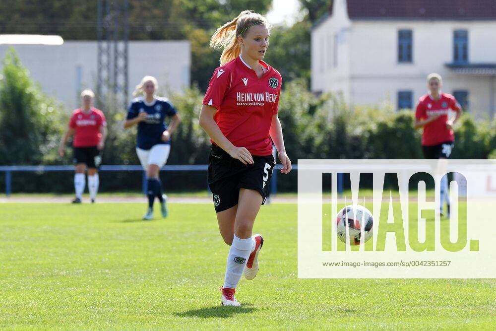 GER, FRLN, TSG 07 Burg Gretesch vs. Hannover 96 15.09.2019, Sportplatz Gretesch, Osnabrück, GER, FRLN, TSG 07 Burg Gretesch vs. Hannover 96 im Bild Janina Breitsch (Hannover 96 5), Aktion Einzelbild mit Ball