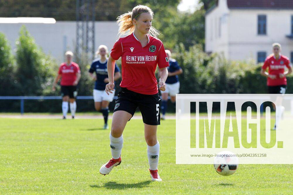 GER, FRLN, TSG 07 Burg Gretesch vs. Hannover 96 15.09.2019, Sportplatz Gretesch, Osnabrück, GER, FRLN, TSG 07 Burg Gretesch vs. Hannover 96 im Bild Janina Breitsch (Hannover 96 5), Aktion Einzelbild mit Ball