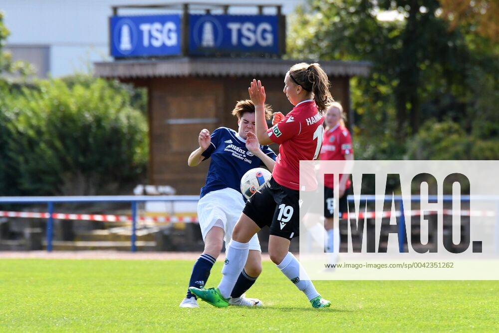 GER, FRLN, TSG 07 Burg Gretesch vs. Hannover 96 15.09.2019, Sportplatz Gretesch, Osnabrück, GER, FRLN, TSG 07 Burg Gretesch vs. Hannover 96 im Bild v. li. im Zweikampf Jana Schocke (TSG 07 Burg Gretesch 22) und Denise Baar (Hannover 96 19)