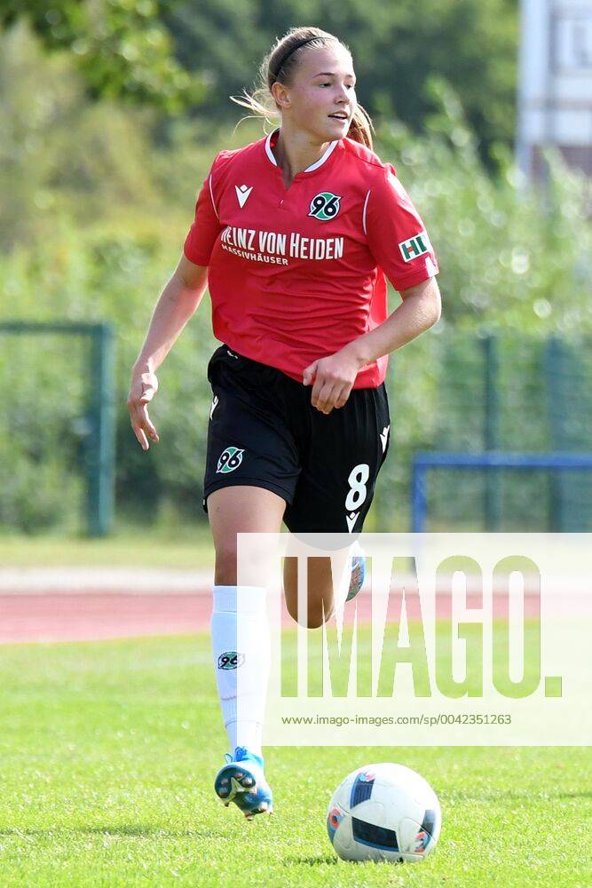 GER, FRLN, TSG 07 Burg Gretesch vs. Hannover 96 15.09.2019, Sportplatz Gretesch, Osnabrück, GER, FRLN, TSG 07 Burg Gretesch vs. Hannover 96 im Bild Lara Theobald (Hannover 96 8), Aktion Einzelbild Freisteller mit Ball