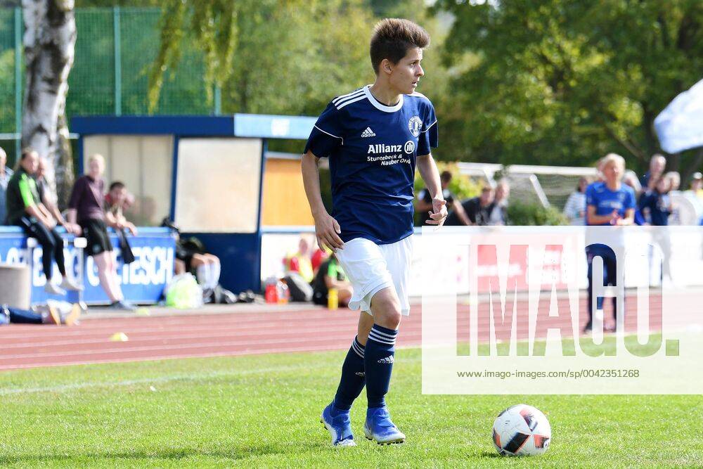 GER, FRLN, TSG 07 Burg Gretesch vs. Hannover 96 15.09.2019, Sportplatz Gretesch, Osnabrück, GER, FRLN, TSG 07 Burg Gretesch vs. Hannover 96 im Bild Lisa Drews (TSG 07 Burg Gretesch 10), Aktion Einzelbild Freisteller mit Ball