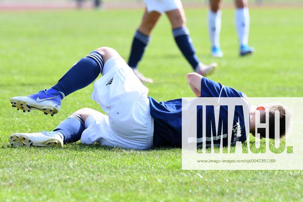 GER, FRLN, TSG 07 Burg Gretesch vs. Hannover 96 15.09.2019, Sportplatz Gretesch, Osnabrück, GER, FRLN, TSG 07 Burg Gretesch vs. Hannover 96 im Bild Lisa Drews (TSG 07 Burg Gretesch 10), Aktion Einzelbild Verletzt Verletzung Schmerzen